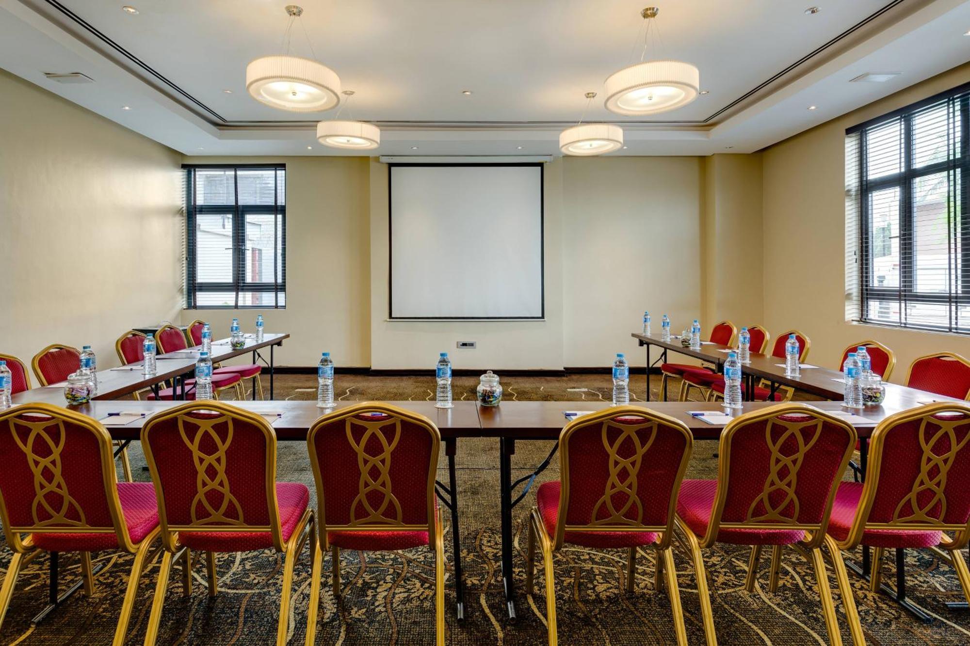 Protea Hotel By Marriott Ikeja Select Lagos Extérieur photo