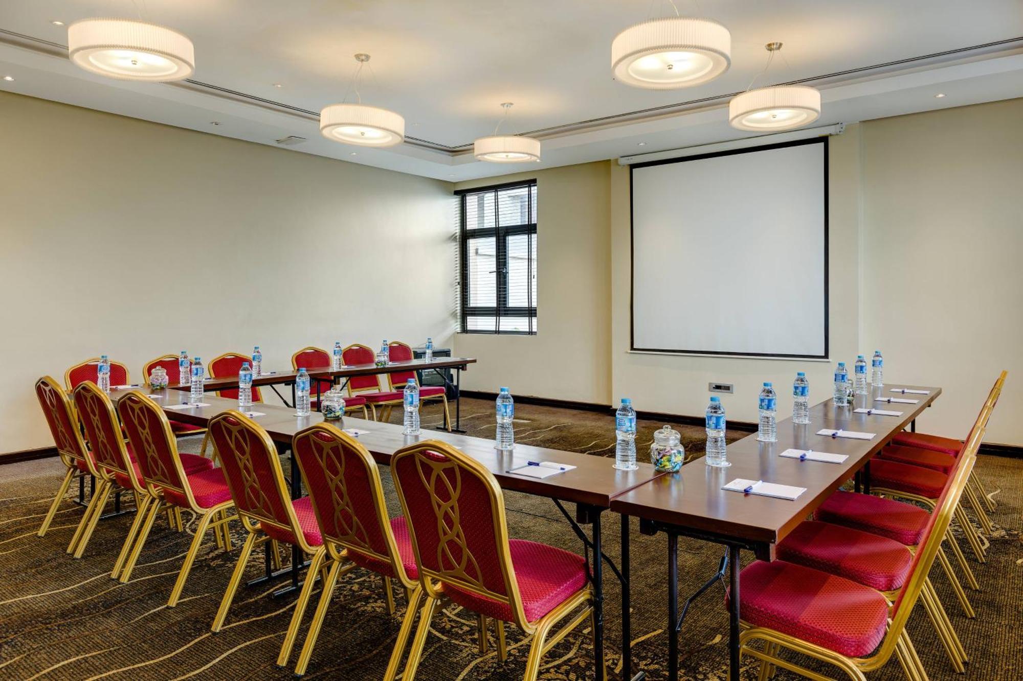Protea Hotel By Marriott Ikeja Select Lagos Extérieur photo